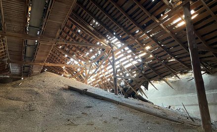Uszkodzony magazyn ukraińskiego zboża po atakach rosyjskich dronów w obwodzie odeskim