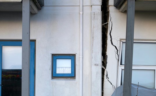 Pęknięcia ścian domów w Grindavik.