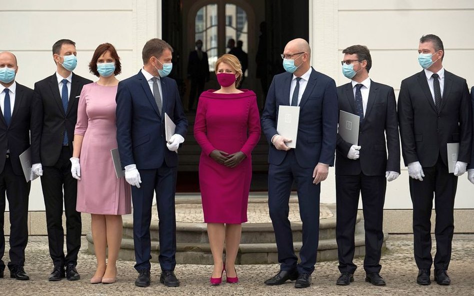 Zaprzysiężenie rządu. W środku prezydent Zuzana Čaputová, po jej prawej ręce premier Igor Matovič