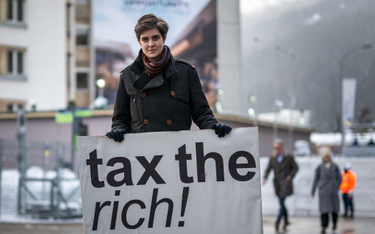 Marlene Engelhorn podczas swojego protestu na forum ekonomicznym w Davos w 2024 roku. Domagała się t