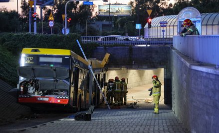 Miejsce wypadku w rejonie Ronda Zesłańców Syberyjskich w Warszawie, 5 bm. Autobus linii 186 miał naj