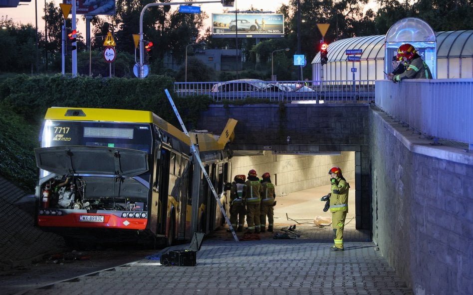 Miejsce wypadku w rejonie Ronda Zesłańców Syberyjskich w Warszawie, 5 bm. Autobus linii 186 miał naj