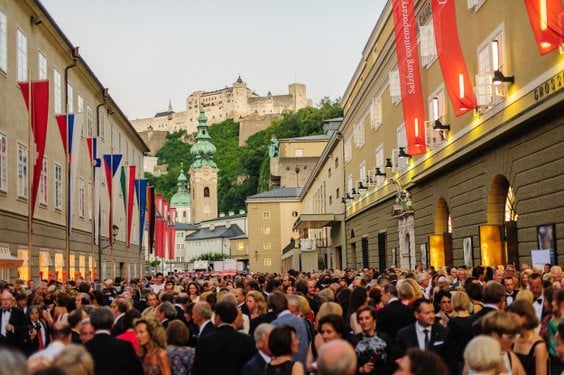Zatłoczona uliczka Hofstallgasse w trakcie Festiwalu w Salzburgu, fot. Tourismus Salzburg GmbH