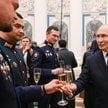 Władimir Putin wznosi toast wraz z wojskowymi podczas ceremonii wręczenia odznaczeń państwowych ucze