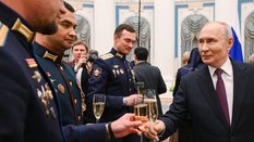 Władimir Putin wznosi toast wraz z wojskowymi podczas ceremonii wręczenia odznaczeń państwowych ucze