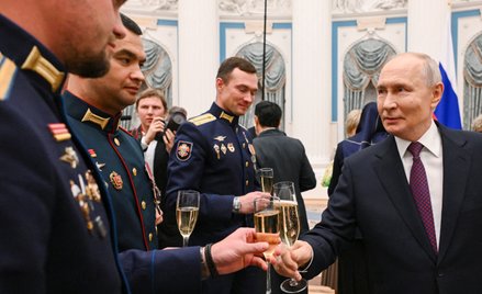 Władimir Putin wznosi toast wraz z wojskowymi podczas ceremonii wręczenia odznaczeń państwowych ucze