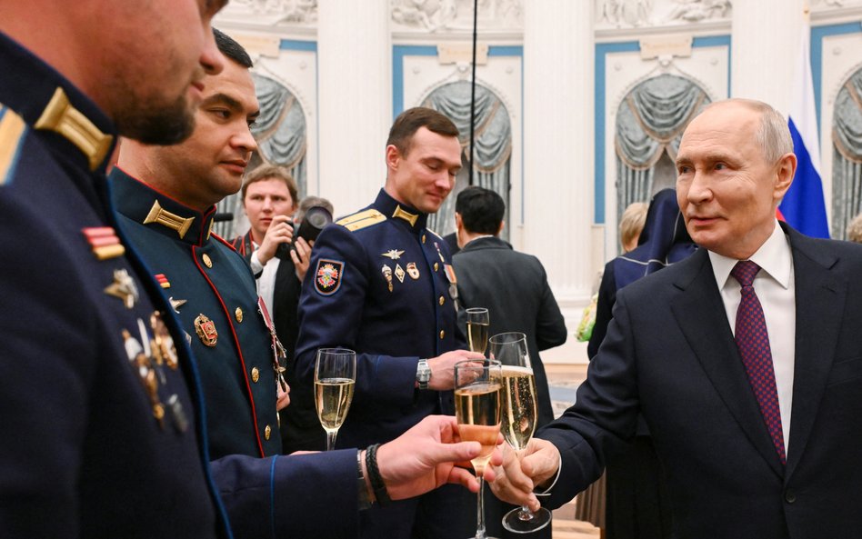 Władimir Putin wznosi toast wraz z wojskowymi podczas ceremonii wręczenia odznaczeń państwowych ucze