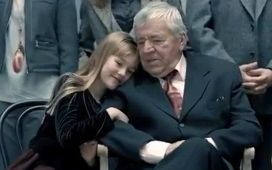 W spocie „Demografia” rząd przekonuje, że bez podwyższenia wieku w przyszłości system emerytalny się