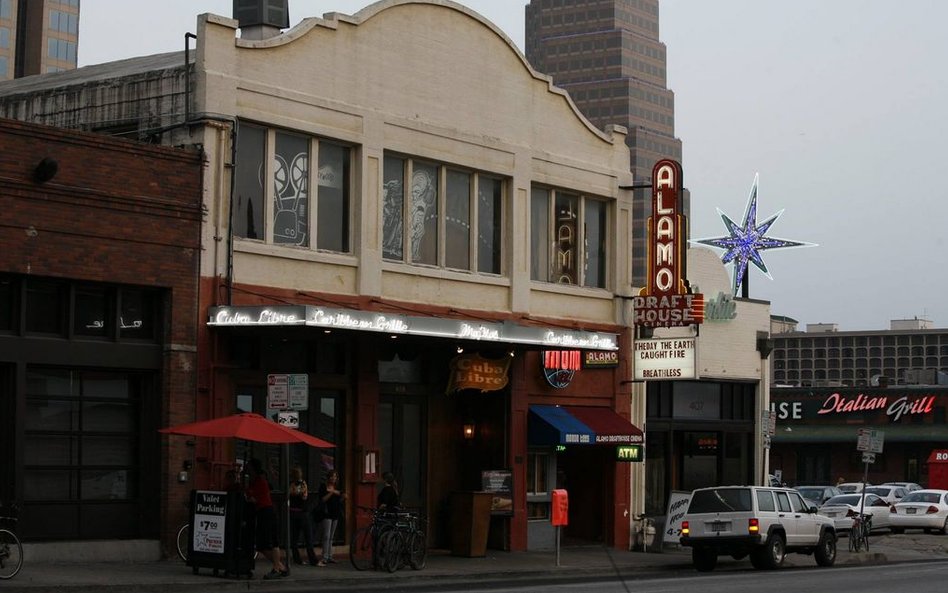 Kino Alamo Drafthouse w Brooklynie