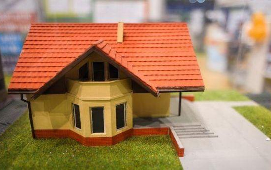 Słony rachunek za spóźnienie przy sezonowym najmie pokoi