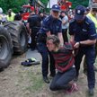 Interwencja policji podczas protestu działaczy Greenpeace i Fundacji Dzika Polska. Działacze, którzy