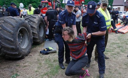Interwencja policji podczas protestu działaczy Greenpeace i Fundacji Dzika Polska. Działacze, którzy