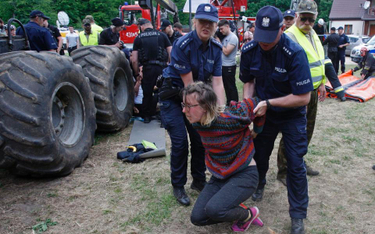 Interwencja policji podczas protestu działaczy Greenpeace i Fundacji Dzika Polska. Działacze, którzy