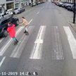Gdyby dziewczynki weszły na pasy sekundę wcześniej, doszłoby do tragedii. Na zdjęciu: klatka z nagra