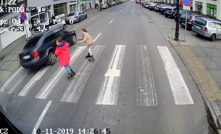 Gdyby dziewczynki weszły na pasy sekundę wcześniej, doszłoby do tragedii. Na zdjęciu: klatka z nagra