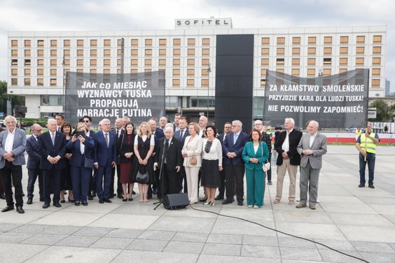 Prezes PiS Jarosław Kaczyński wraz z politykami Prawa i Sprawiedliwości podczas oświadczenia dla med