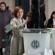 Urzędująca prezydent i kandydatka na prezydenta Mołdawii Maia Sandu w lokalu wyborczym podczas II tu