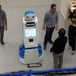 Robot potrafi zaprowadzić pasażera do odpowiedniej bramki lotniskowej