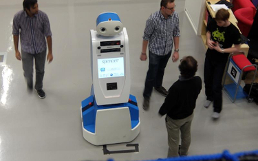 Robot potrafi zaprowadzić pasażera do odpowiedniej bramki lotniskowej