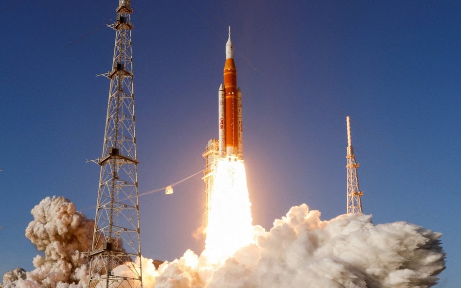 Misja NASA Artemis 2, składająca się z rakiety Space Launch System (SLS) oraz załogowej kapsuły Orio