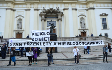 Protest zorganizowany przez Ogólnopolski Strajk Kobiet po smierci 33-letniej Doroty. Warszawa, 14 cz