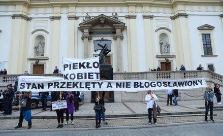 Protest zorganizowany przez Ogólnopolski Strajk Kobiet po smierci 33-letniej Doroty. Warszawa, 14 cz