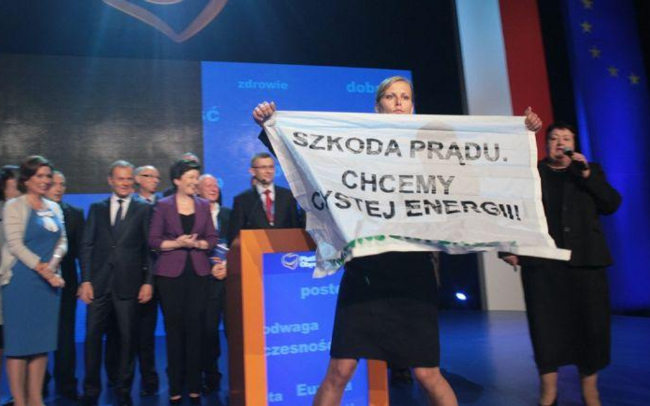 Konwencję PO próbowali zakłócić działacze Greenpeace. Na zdjęciu aktywistka Agata Włodarczyk