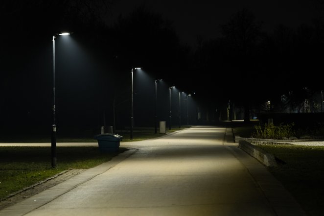 W tej samje alejce Pola Mokotowskiego po wykryciu ruchu robi się od razu jaśniej