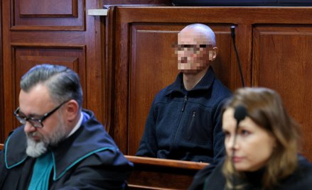 Oskarżony Robert S. (C) na sali Sądu Okręgowego w Warszawie