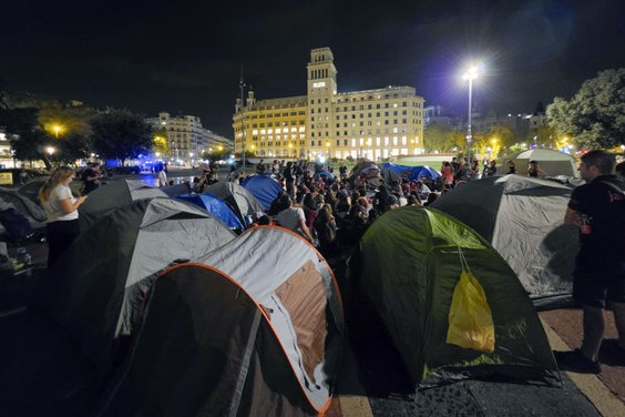 Na placu Katalońskim w Barcelonie w ramach protestu koczuje ok. 100 osób