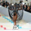 Janelle Monae, amerykańska piosenkarka, prezentuje podczas MET Gali swoją kreację – a także trend, o