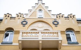 Badanie próbek pozostałej oryginalne elewacji i kwerenda archiwalna pomogły w uzyskaniu tego spektak