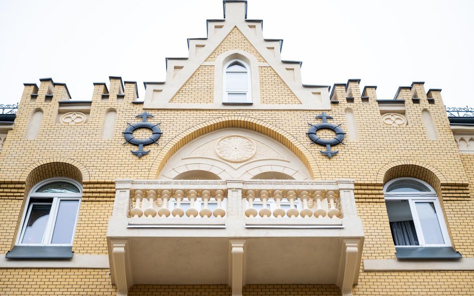 Badanie próbek pozostałej oryginalne elewacji i kwerenda archiwalna pomogły w uzyskaniu tego spektak