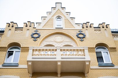 Badanie próbek pozostałej oryginalne elewacji i kwerenda archiwalna pomogły w uzyskaniu tego spektak