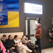 Kolejka oczekujących przed ukraińskim punktem paszportowym w centrum handlowym Blue City w Warszawie