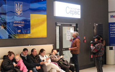 Kolejka oczekujących przed ukraińskim punktem paszportowym w centrum handlowym Blue City w Warszawie