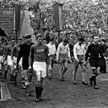Stadion Śląski: Gerard Cieślik wyprowadza piłkarską reprezentację Polski na mecz ze ZSRR w roku 1957