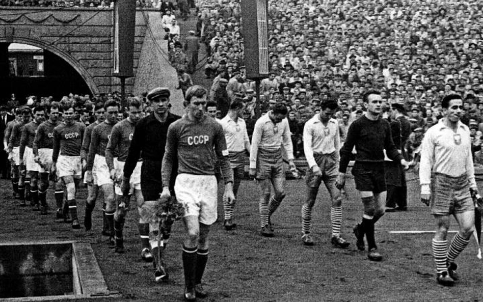 Stadion Śląski: Gerard Cieślik wyprowadza piłkarską reprezentację Polski na mecz ze ZSRR w roku 1957