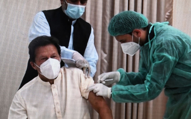 Imran Khan pierwszą dawką został zaszczepiony w czwartek