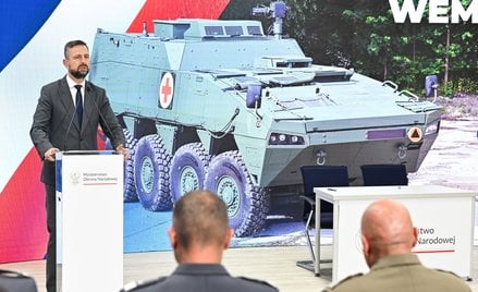Wicepremier, minister obrony narodowej Władysław Kosiniak-Kamysz podczas wypowiedzi dla mediów w zwi