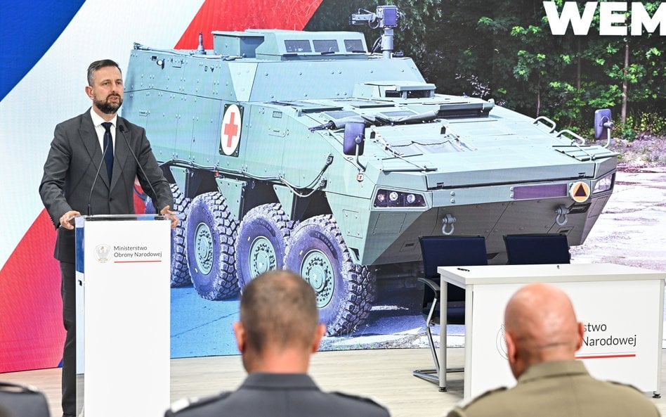 Wicepremier, minister obrony narodowej Władysław Kosiniak-Kamysz podczas wypowiedzi dla mediów w zwi