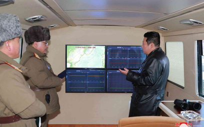 Kim Dzong Un na miejscu próby rakietowej