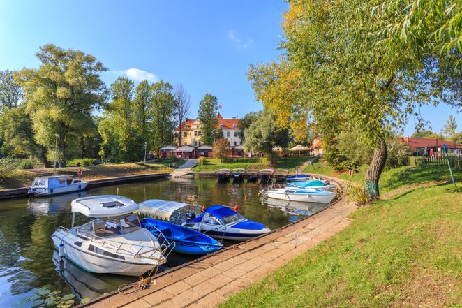 Pułtusk nad Narwią zwany Wenecją Mazowsza - port jachtowy przy zamku biskupim