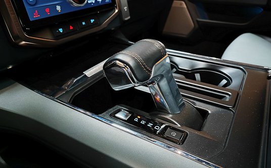 Elektrycznie składany lewarek w pozycji gotowej do pracy...