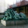 Rzeźba lwa przed jednym z wejść do warszawskiego zoo