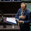 Donald Tusk kłania się w stronę kobiet i seniorów