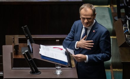 Donald Tusk kłania się w stronę kobiet i seniorów