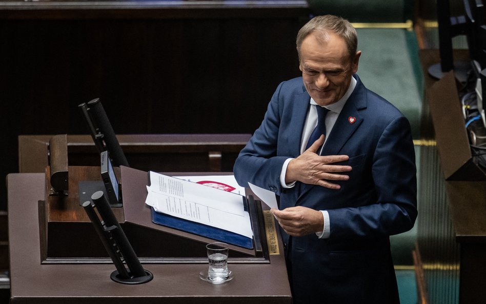 Donald Tusk kłania się w stronę kobiet i seniorów