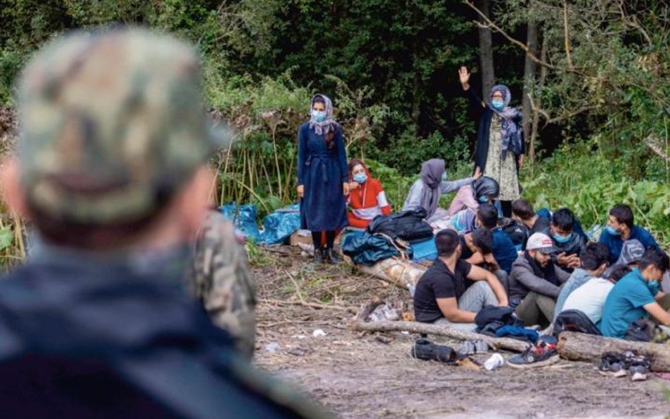 Według zeznań imigrantów ich podróż przez Białoruś jest zorganizowana przez specjalne grupy