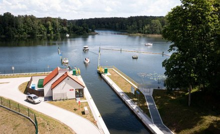 Widok z drona na śluzę Guzianka II, na szlaku Wielkich Jezior Mazurskich, między jeziorami Guzianka 